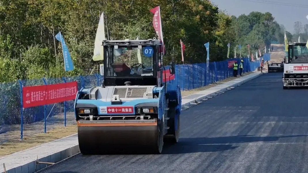 China Completes the Paving of the First Road Using Only Robots