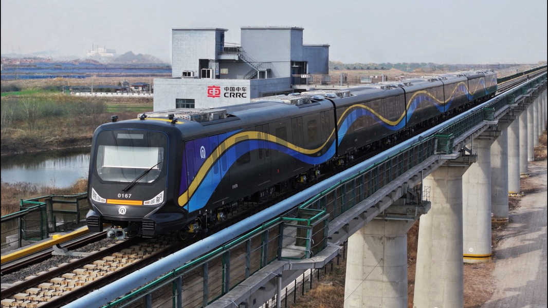 CETROVO: China Launches the World’s First Carbon Fiber Train